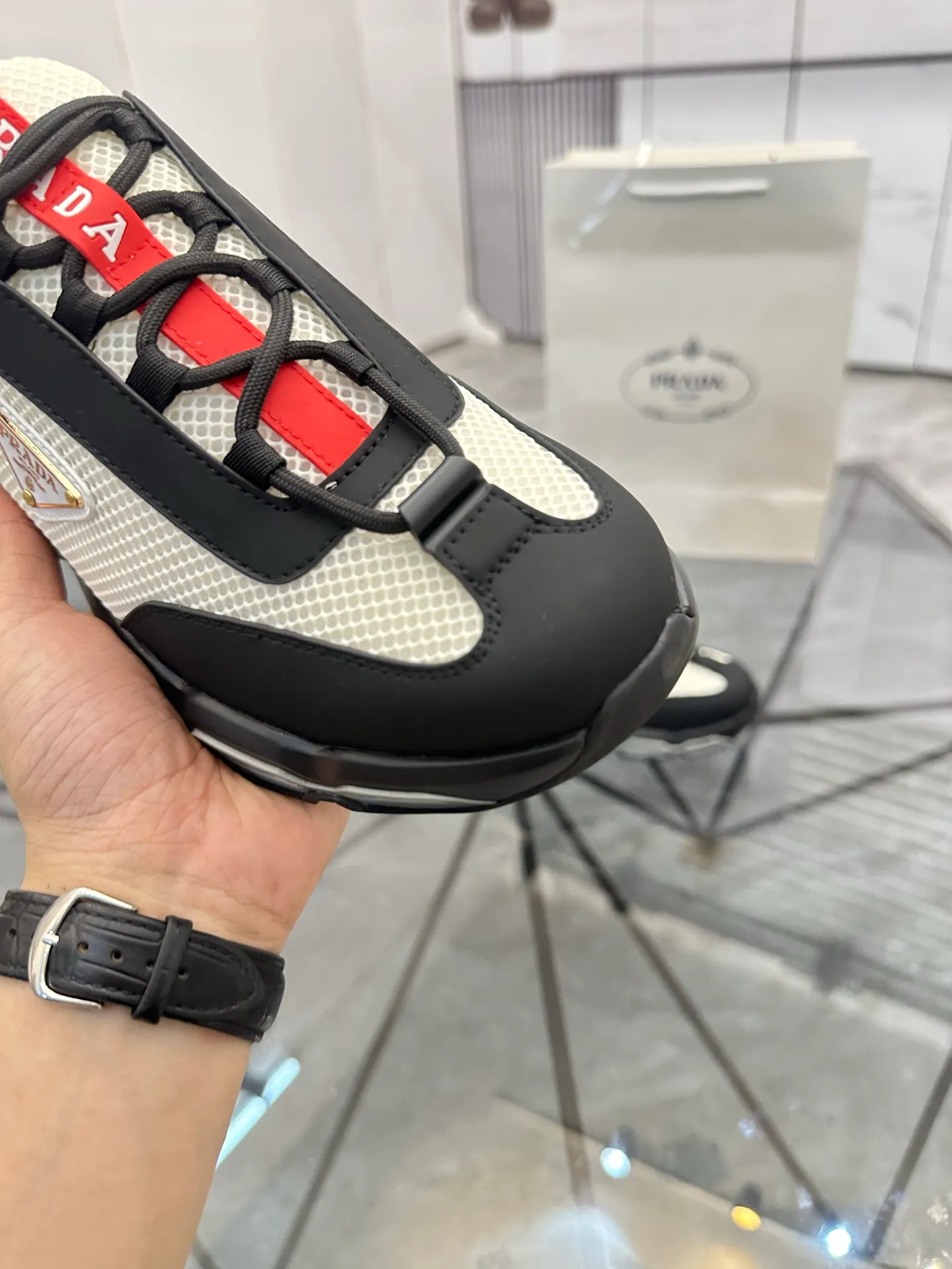 Men's shoes for sale 💰: 💰P660¥ High-end top quality Product trademark: Prada *"Prada*" low-top casual shoes Regular size: 38-45 (can be customized to 46) Product materials: Upper imported first-layer cowhide spliced ​​with original fabric, breathable lining, cowhide foot pads, original air cushion outsole. No.: 001
